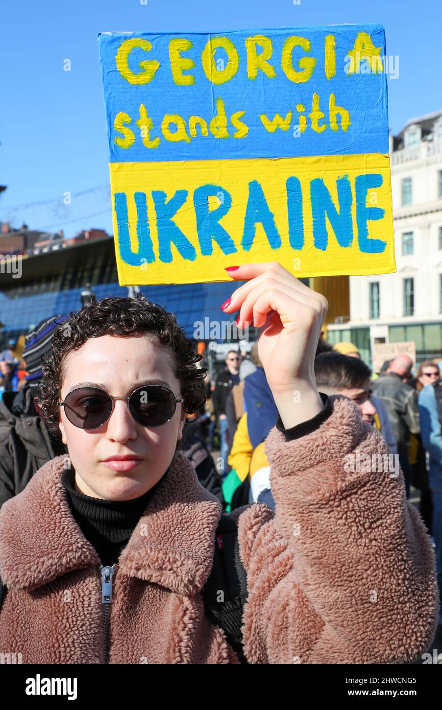 Glasgow, Großbritannien. 05. März 2022. Mehrere hundert Menschen kamen auf dem George Square in Glasgow zusammen, um Solidarität und Unterstützung für die Ukraine zu zeigen und Russland aufzufordern, den Krieg und die Invasion dieses Landes zu beenden. Lokale Politiker, darunter SUSAN AITKEN, die Vorsitzende des stadtrats von Glasgow, sprachen vor der versammelten Menge, zu der viele Ukrainer und russische Bürger zusammenkamen, die sich alle einig waren, dass Wladimir Putin, Präsident von Russland, verurteilt wurde. Kredit: Findlay/Alamy Live Nachrichten Stockfoto