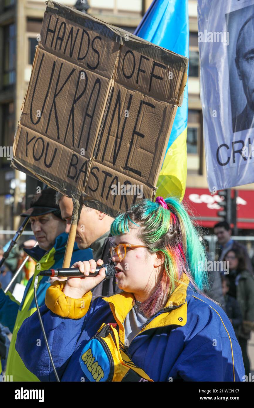 Glasgow, Großbritannien. 05. März 2022. Mehrere hundert Menschen kamen auf dem George Square in Glasgow zusammen, um Solidarität und Unterstützung für die Ukraine zu zeigen und Russland aufzufordern, den Krieg und die Invasion dieses Landes zu beenden. Lokale Politiker, darunter SUSAN AITKEN, die Vorsitzende des stadtrats von Glasgow, sprachen vor der versammelten Menge, zu der viele Ukrainer und russische Bürger zusammenkamen, die sich alle einig waren, dass Wladimir Putin, Präsident von Russland, verurteilt wurde. Kredit: Findlay/Alamy Live Nachrichten Stockfoto