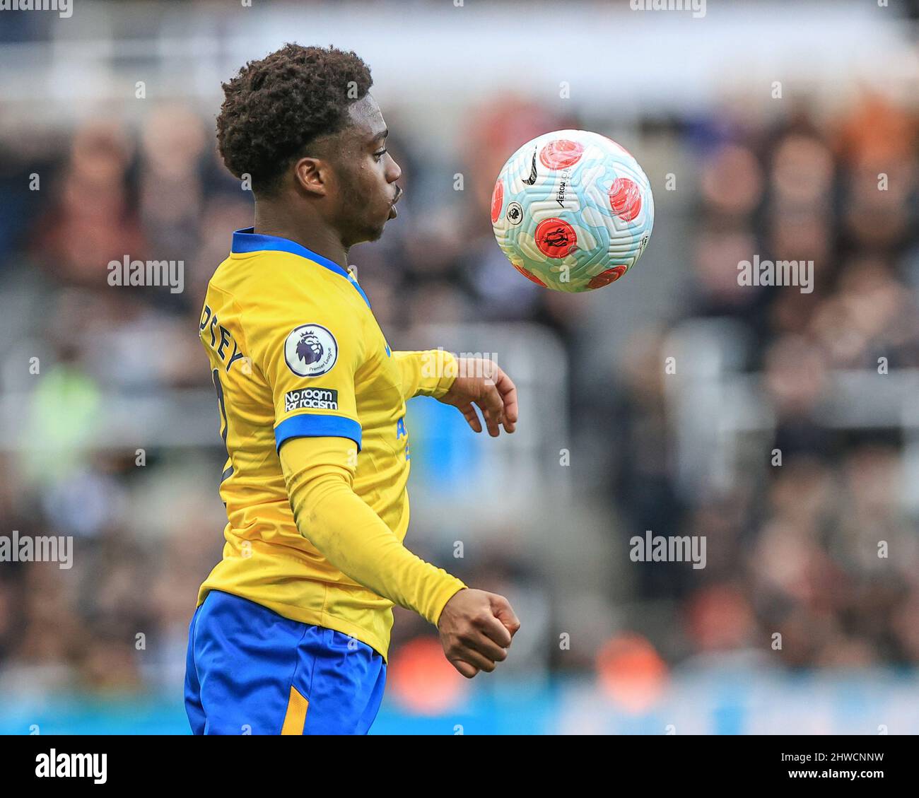 Tariq Lamptey #2 von Brighton & Hove Albion steuert den Ball Stockfoto