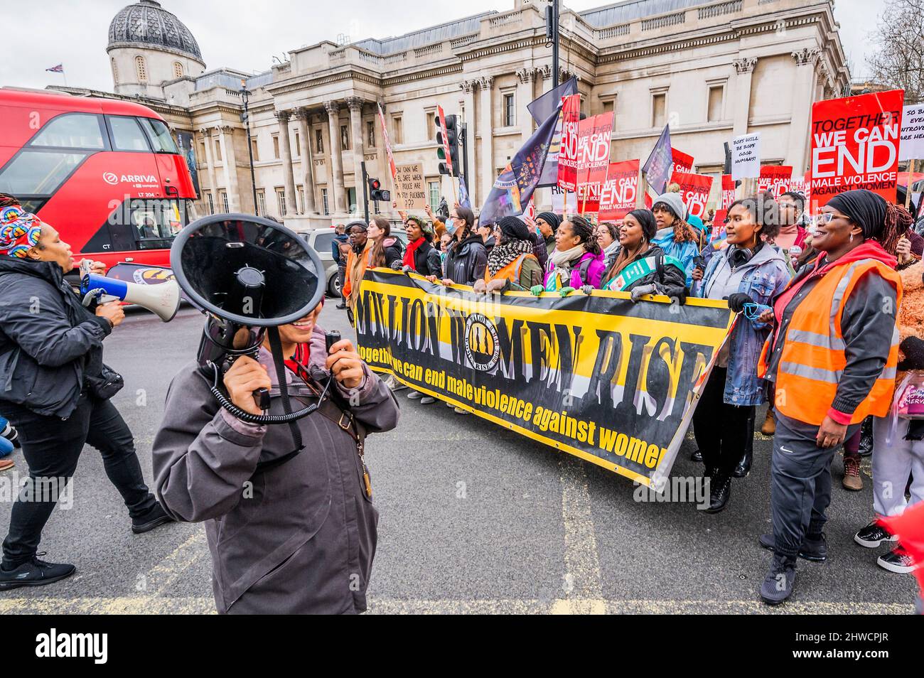 London, Großbritannien. 5. März 2022. Millionen Frauen marschieren durch Westminster, um den Internationalen Frauentag zu feiern. Sie zielen darauf ab, die männliche Gewalt gegen Frauen zu beenden. Kredit: Guy Bell/Alamy Live Nachrichten Stockfoto