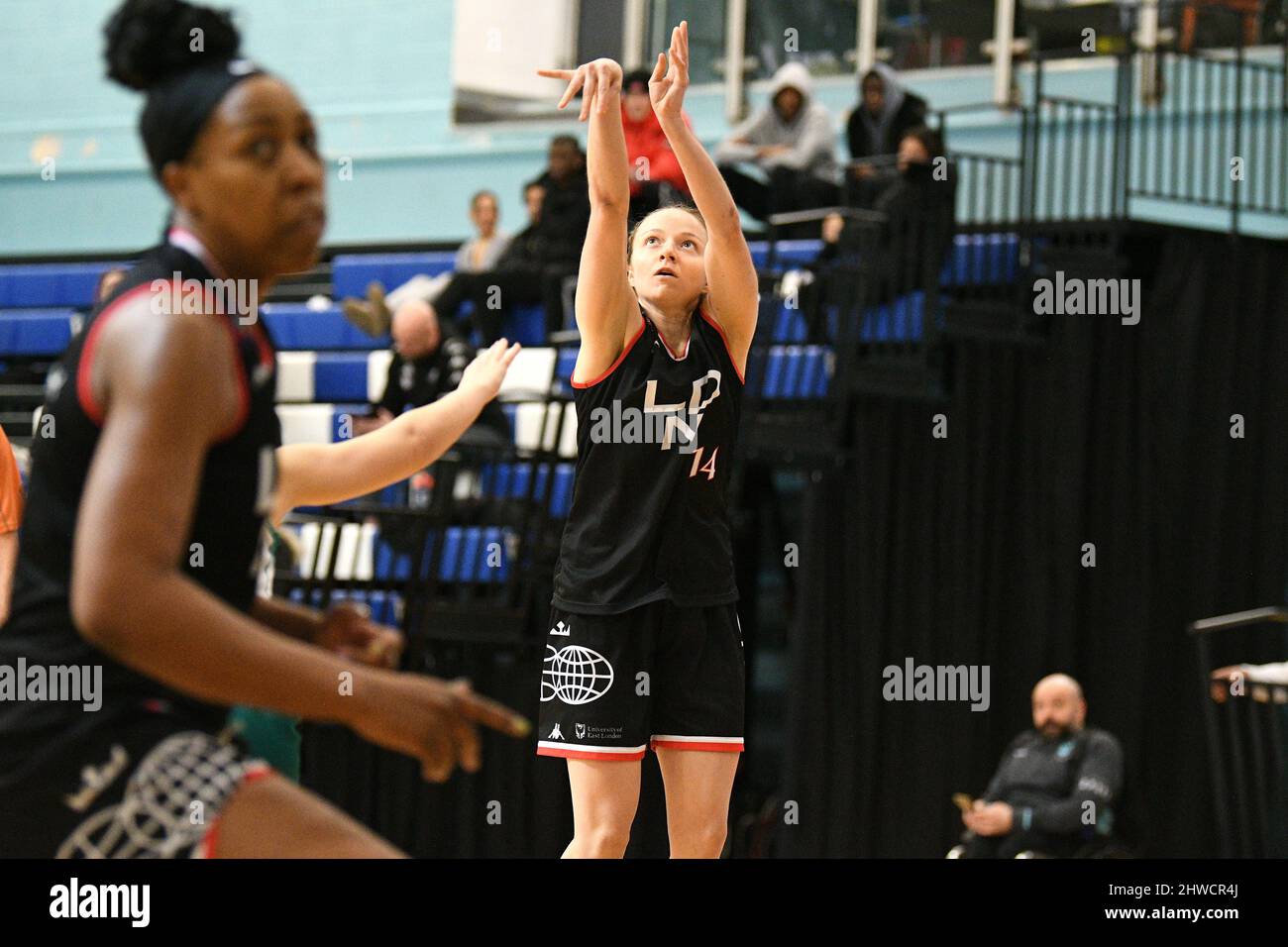 London, Großbritannien. 05. März 2022. Kennedy Lennard (14 London Lions) schießt von außen, während der WBBL Trophy - Halbfinale 1. Beinspiel zwischen London Lions und Nottingham Wildcats an der University of East London - London, England. Kredit: SPP Sport Pressefoto. /Alamy Live News Stockfoto