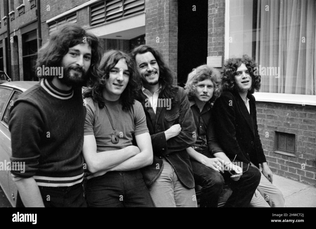 Pop-Gruppe „Supertramp“, abgebildet auf dem Bruton Place, London. L an R, Richard Davies, Roger Hodgson, Richard Palmer, Robert Millar und David Winthrop. 12.. August 1970. Stockfoto