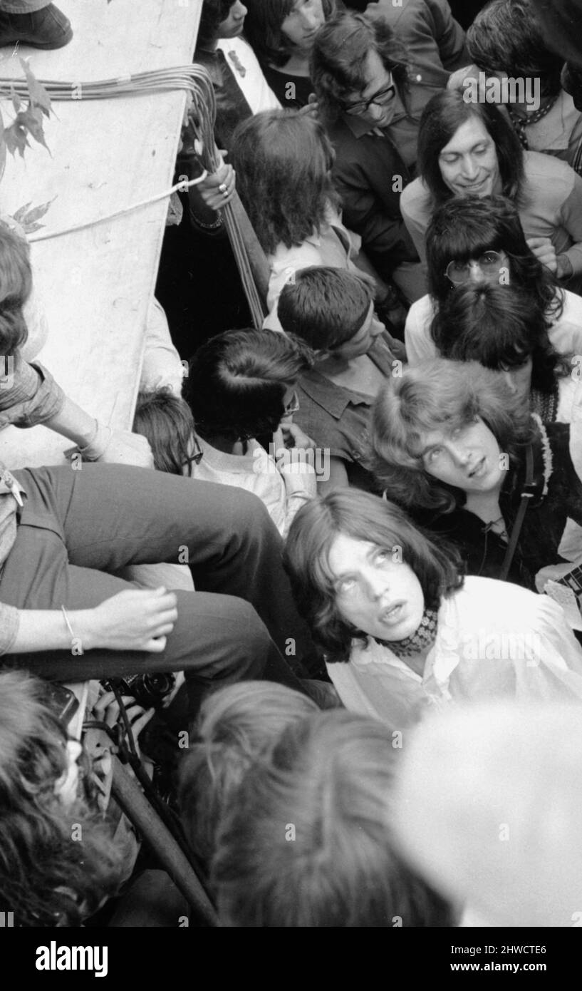 Mick Jagger, der von den Rolling Stones geleitet wurde, kommt zum Popkonzert im Hyde Park. Hinter Jagger steht der 21-jährige Mick Taylor, der nach dem Tod des ehemaligen Gitarristen Brian Jones sein Stones-Debüt feierte.5.. Juli 1969. Stockfoto