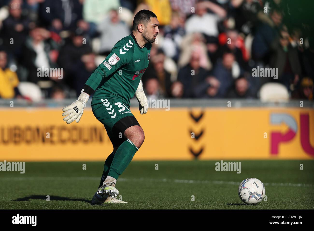 Newport, Großbritannien. 05. März 2022. Nick Townsend #30 von Newport County AFC mit dem Ball in Newport, Vereinigtes Königreich am 3/5/2022. (Foto von Ryan Hiscott/News Images/Sipa USA) Quelle: SIPA USA/Alamy Live News Stockfoto