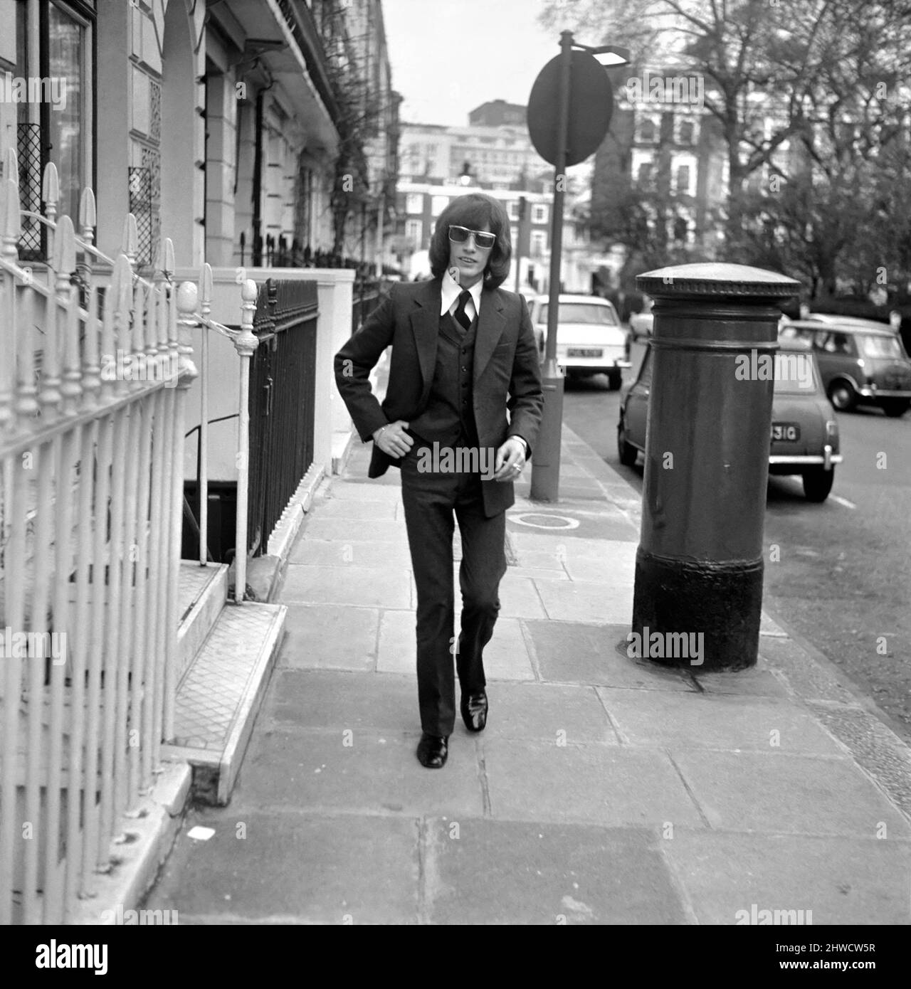 Robin Gibb von der Bee Gees-Popgruppe, die eine Londoner Straße entlang läuft. 29.. April 1969. Stockfoto