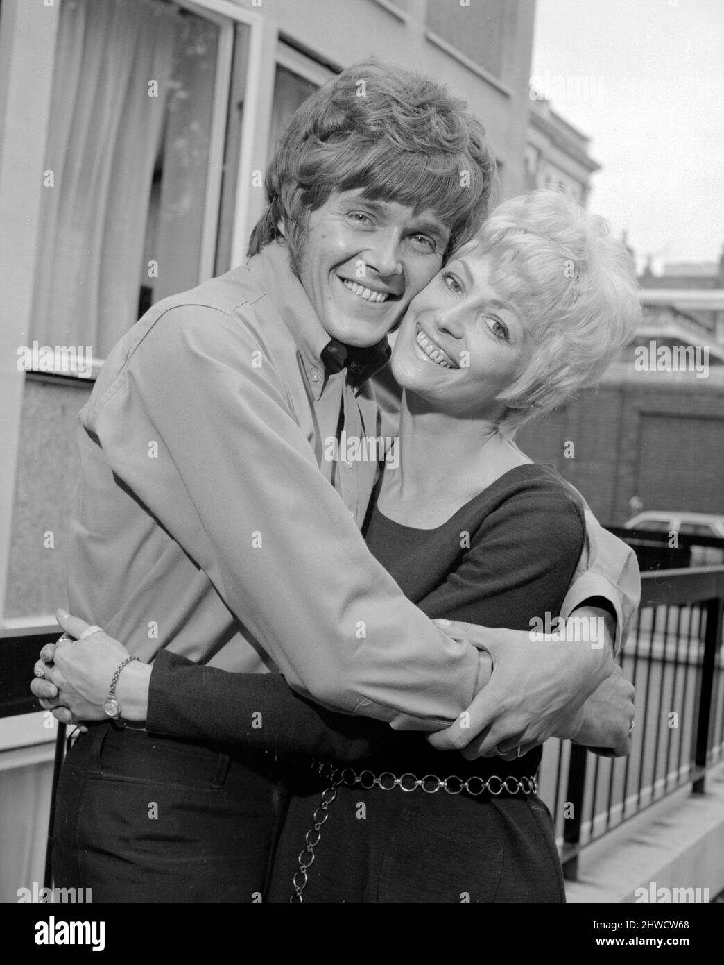 Der britische Rock and Roll-Sänger Billy Fury hat im Juni 1969 mit seiner Frau Judith auf dem Manchester Square in London nach ihren Flitterwochen fotografiert Stockfoto