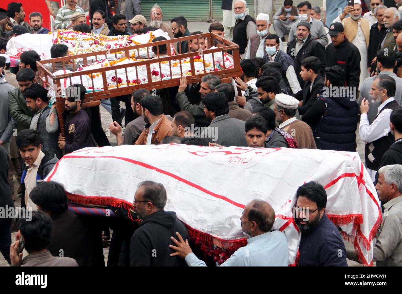 Schiitische Muslime trauern am Samstag, dem 05. März 2022, um die Beerdigung der Opfer der Koocha Risaldar Moschee im Gebiet Kohati Chowk in Peshawar. Die Trauergebete von mindestens 25 Märtyrern wurden in der Provinzhauptstadt angeboten und von einer großen Anzahl von Menschen aus der ganzen Stadt besucht. In Kohati Chowk wurden kollektive Bestattungsgebete von 14 Märtyrern angeboten. Bei einem Selbstmordanschlag auf eine Imambargah im Peschawar-Gebiet Kocha Risaldar wurden während der Freitagsgebete mindestens 57 Menschen getötet und fast 200 weitere verletzt. Stockfoto