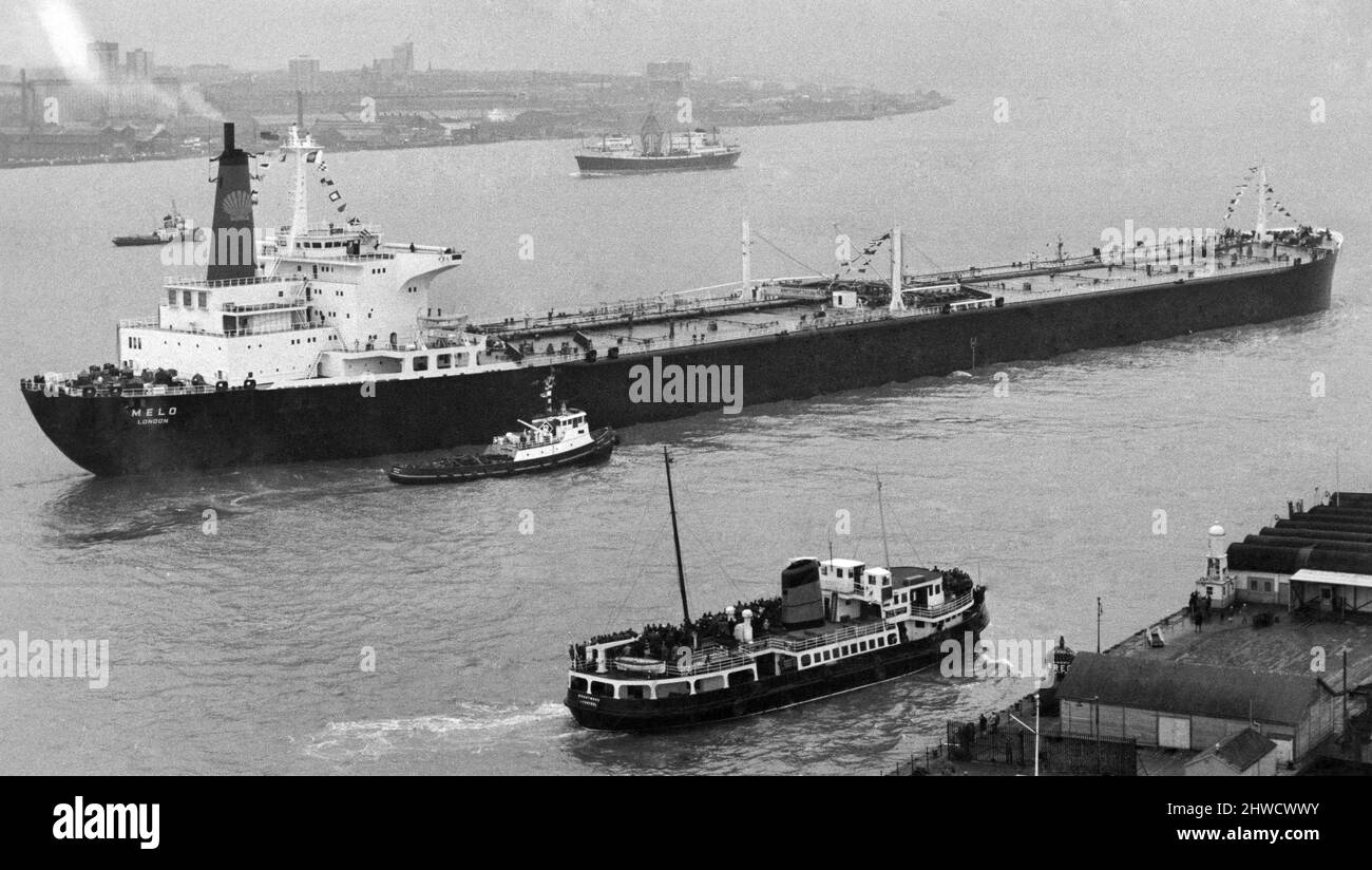 Tausende von Merseysidern hatten noch nie so etwas wie sie gesehen. Das große Schiff, das in ihren Fluss segelte, als sie die Uferpromenade säumten. Der 206.000-Tonnen-Tanker Melo wird auf ihrem langsamen, aber sicheren Manöver in den Tranmere-Ölterminal in Birkenhead gesehen - über dem Wasser liegt Liverpool. Februar 1969 P002593 Stockfoto