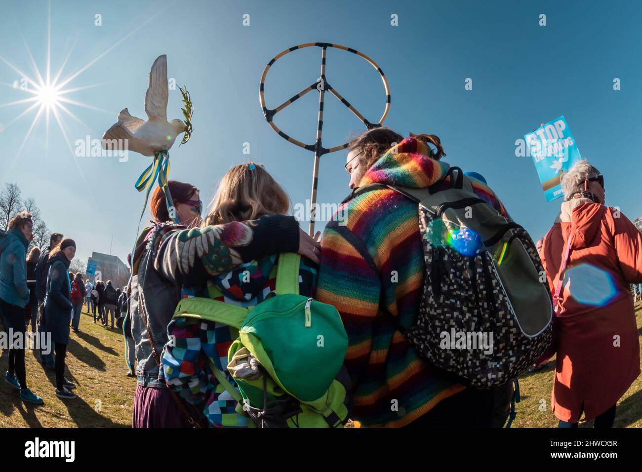 Den Haag in den Niederlanden - 5. März 2022: Menschen demonstrieren gegen den Krieg in der Ukraine Stockfoto