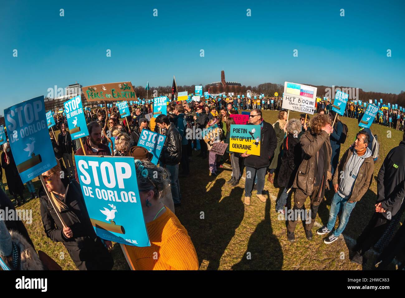 Den Haag in den Niederlanden - 5. März 2022: Menschen demonstrieren gegen den Krieg in der Ukraine Stockfoto