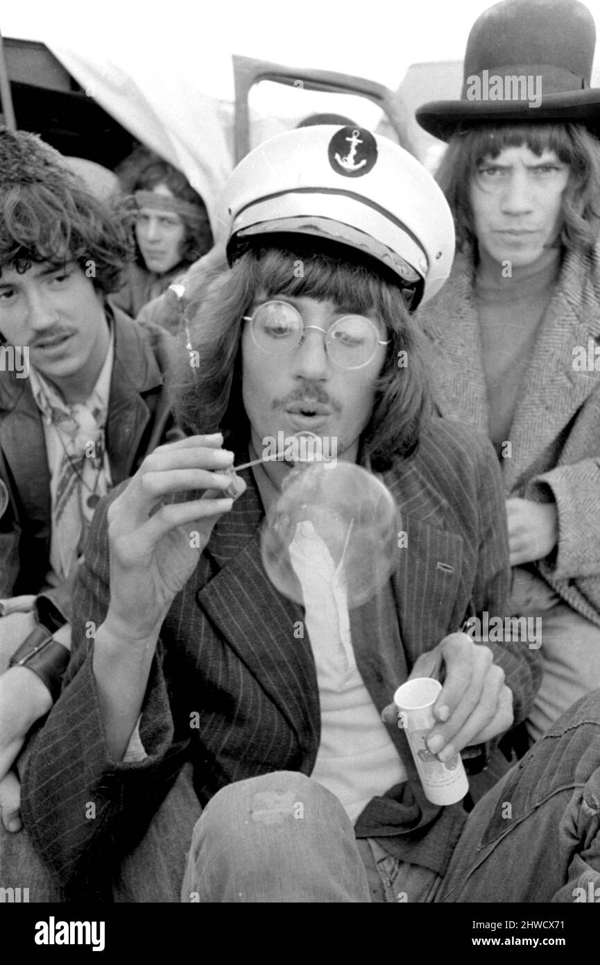 Pop-Fans blasen Blasen auf der Isle of Wight Pop Festival 30. August 1969. Stockfoto