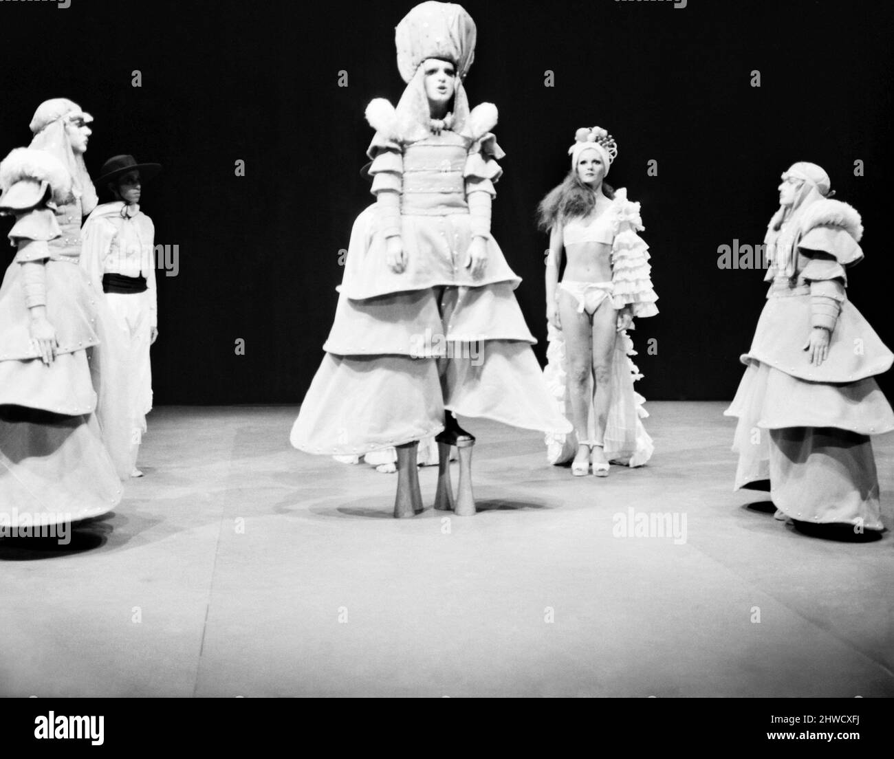 Die Argentinische Avant Garde Group. Das Unternehmen gibt sein britisches Debüt ab dem 17.. November auf dem Place in 17 Duke's Road, W.C.1. Sie werden zwei Theaterstücke spielen, „Dracula“ und „Göttin“. Die acht jungen Männer der Compagnie bestehen aus Dichtern, Schauspielern, Bildhauern und Tänzern aus Argentinien. Die 'Göttin', im Vordergrund, Facundo Bo, umgeben von den Menschen. 1969 Z11084.-003. November Stockfoto