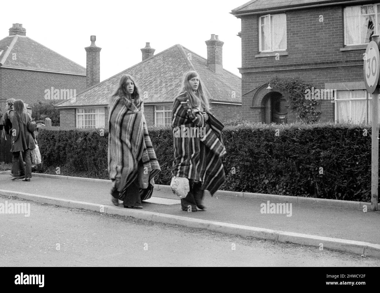Zwei hippige Mädchen kommen beim Isle of Wight Festival an.28.. August 1969. Stockfoto