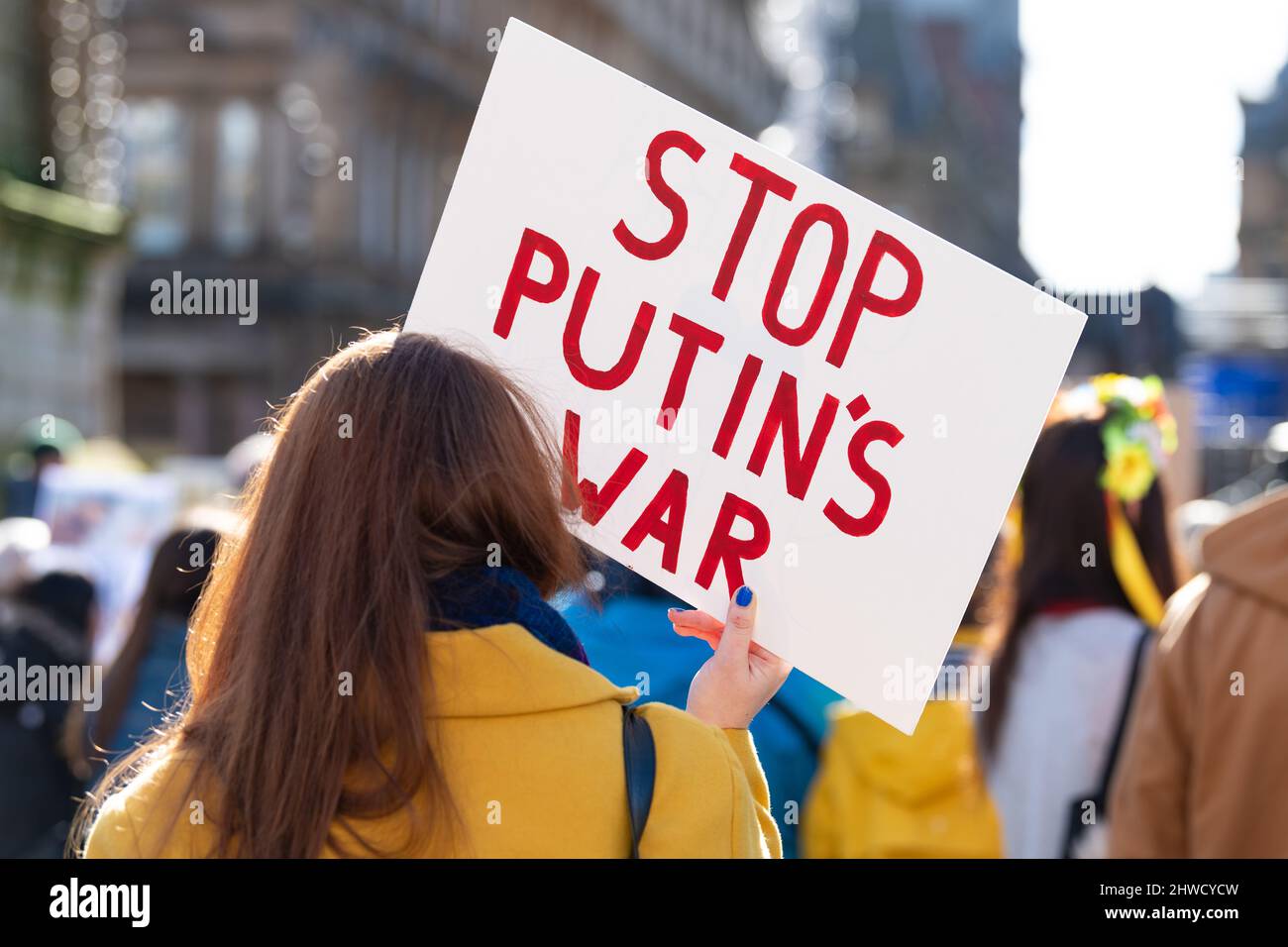 George Square, Glasgow, Schottland, Großbritannien. 5. März 2022. Menschen protestieren auf dem George Square in Glasgow gegen die russische Invasion in der Ukraine. Bild: schild mit der Aufschrift „Stoppt Putins Krieg“ Kredit: Kay Roxby/Alamy Live News Stockfoto