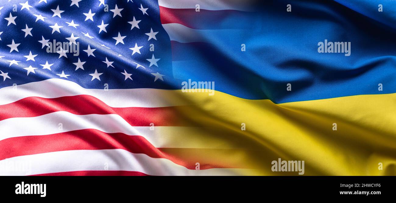 US-Flagge zusammen mit ukrainischer Flagge in einem einzigen Bild, Flaggen, die sich überschneiden. Stockfoto