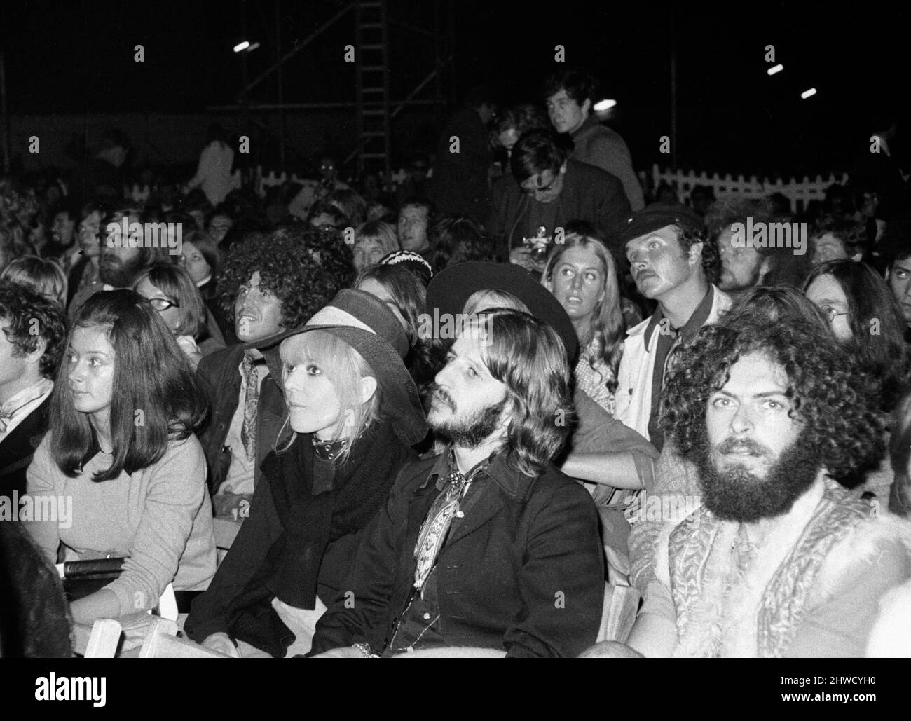 Ringo Starr und seine Frau beobachten Bob Dylan beim Isle of Wight Festival.30.. August 1969. Stockfoto