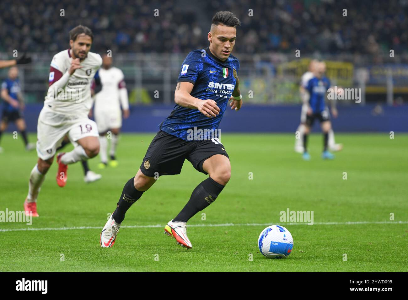 Mailand, Italien. 04. März 2022. Lautaro Martinez (10) von Inter gesehen in der Serie Ein Spiel zwischen Inter und Salernitana bei Giuseppe Meazza in Mailand. (Foto: Gonzales Photo/Alamy Live News Stockfoto