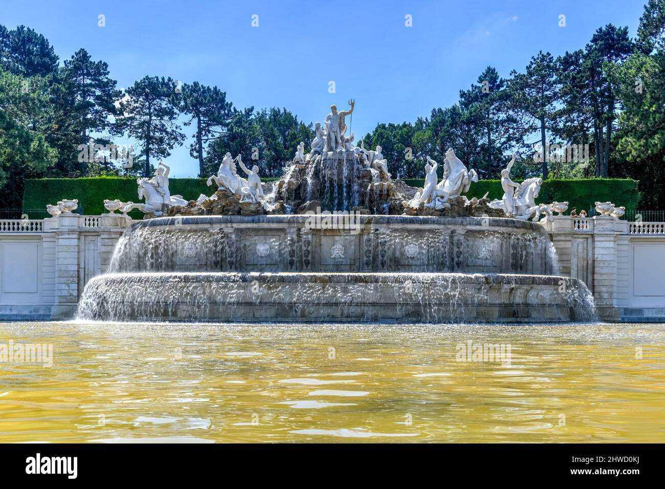 Wien, Österreich - 16. Jul 2021: Blick auf den Neptunbrunnen im Schloss Schönbrunn, Wien, Österreich Stockfoto