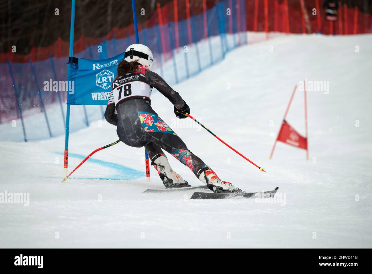 Skirennfahrerin auf der Riesenslalom-Strecke während der Lafoley New Hampshire Alpine Racing Association (NHARA) State Championship 2022 in Loon Mountain, NH. Stockfoto