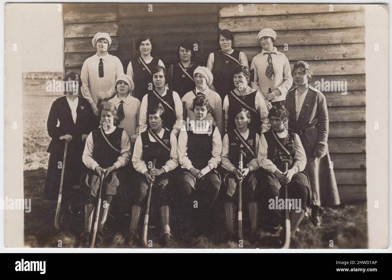 Das "C"-Schichthockey-Team, Gretna, Schottland, 18. März 1918: Munitionsarbeiterinnen in der H.M. Factory, Gretna, der größten Korditenfabrik Großbritanniens im Ersten Weltkrieg Stockfoto