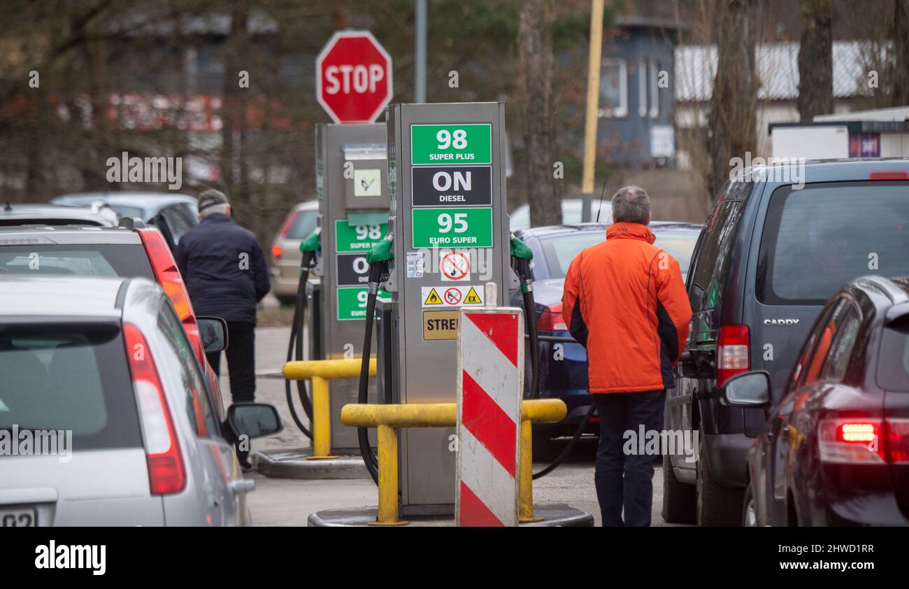 05-m-rz-2022-polen-swinem-nde-autos-werden-an-einer-tankstelle-in
