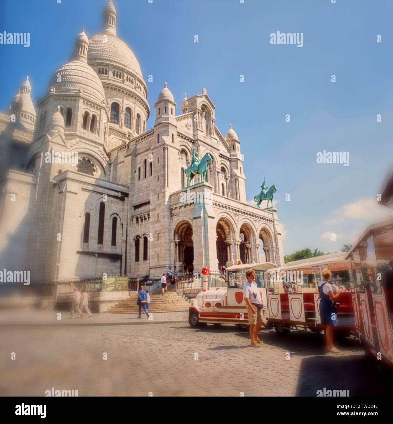 Blick auf die Basilika, Sacré Coeur de Montmartre, Herz-Jesu-Kirche von Montmartre, Frankreich ohne Touristen Stockfoto