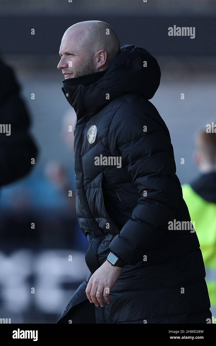 Newport, Großbritannien. 05. März 2022. James Rowberry, Manager von Newport County AFC, kehrt nach einer Halbzeit am 3. 5. 2022 in Newport, Großbritannien, zum Dugout zurück. (Foto von Ryan Hiscott/News Images/Sipa USA) Quelle: SIPA USA/Alamy Live News Stockfoto