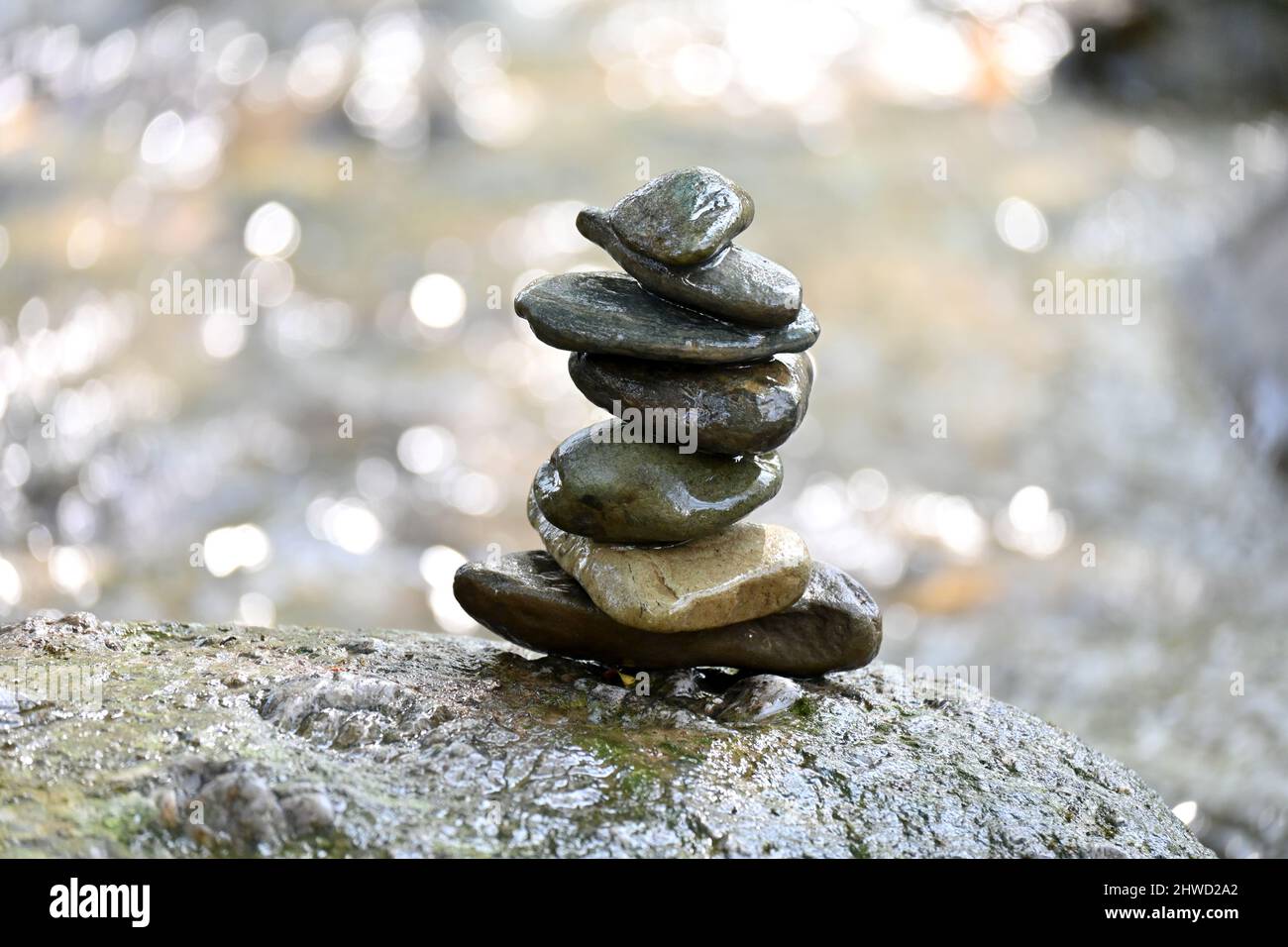 Nahaufnahme des braunen Steins in der Reihe über unscharf grauem braunen Hintergrund. Stockfoto