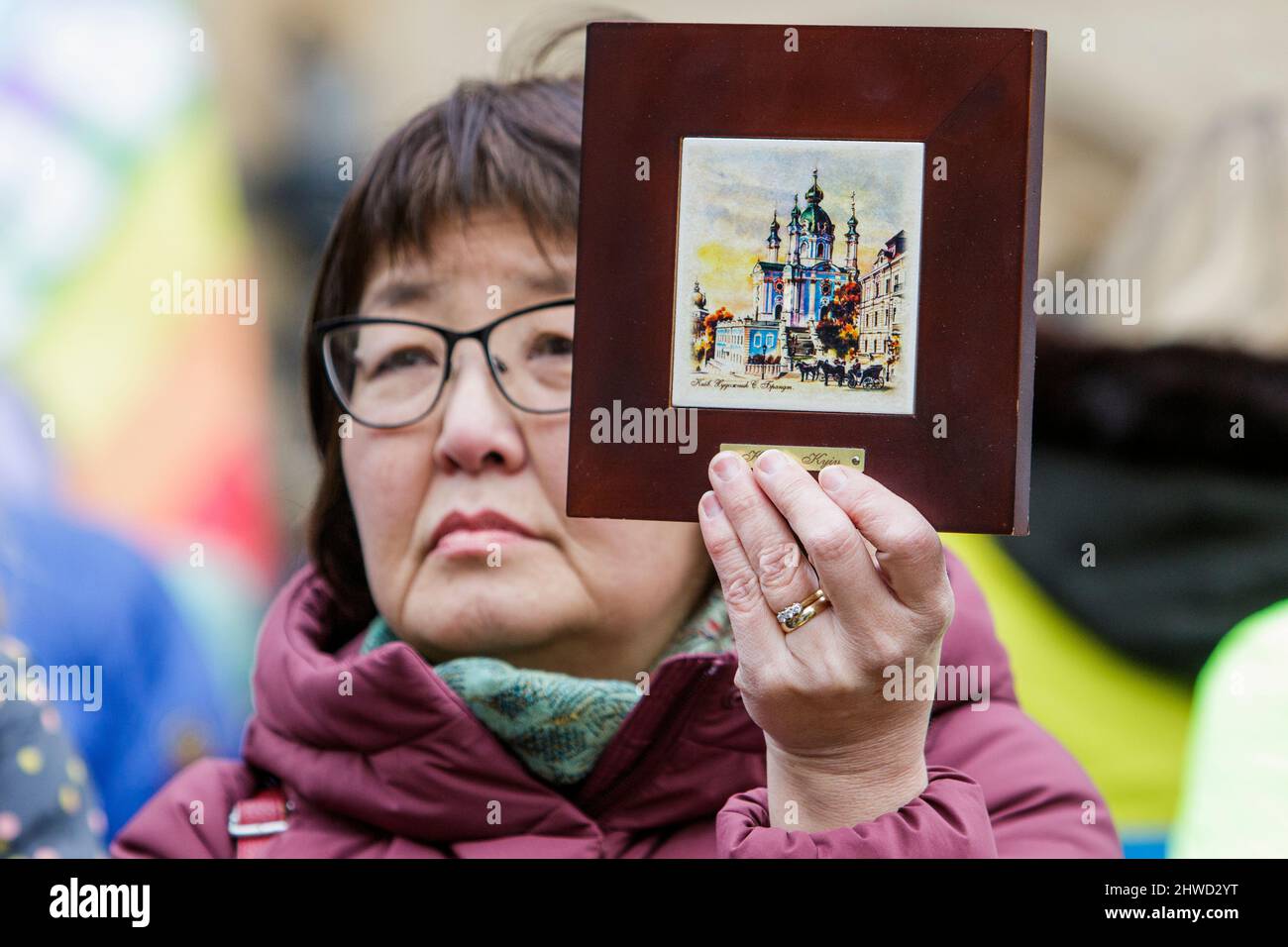 Bath, Großbritannien. 5.. März 2022. Eine Frau vor der Abtei von Bath hält eine gerahmte Zeichnung von Kiew hoch, während sie Reden während einer Demonstration gegen den russischen Einmarsch in die Ukraine hört. Die Demonstration wurde organisiert, um den Menschen vor Ort zu ermöglichen, ihre Solidarität mit der Ukraine im Krieg zwischen Russland und der Ukraine zu zeigen und Putins Aktionen zu verurteilen. Quelle: Lynchpics/Alamy Live News Stockfoto