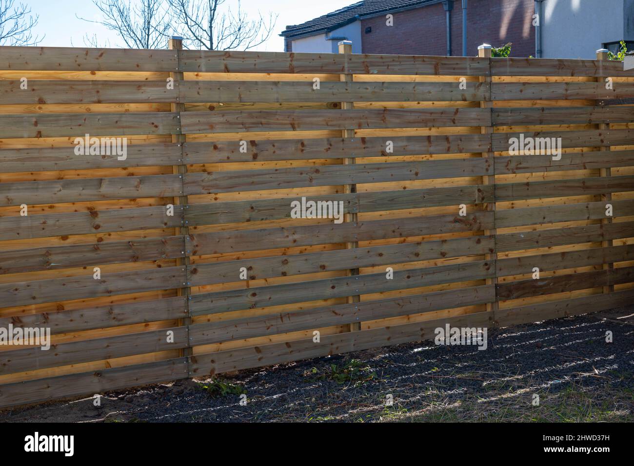 Neuer Holzzaun in einem Garten in Hoofddorp in den Niederlanden nach Sturmschäden durch Sturm Corrie, Eunice, Dudley und Franklin. Stockfoto
