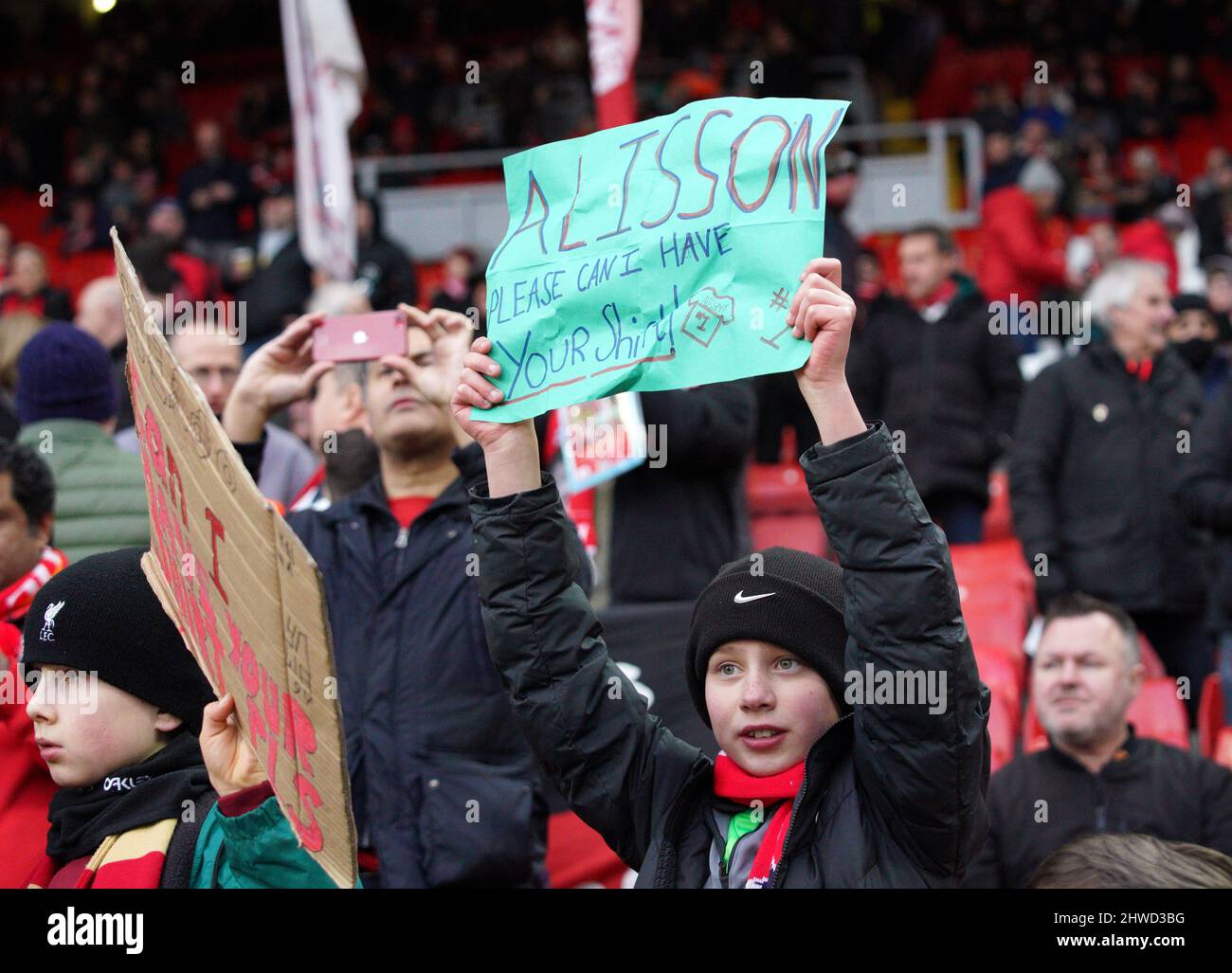 Ein Liverpool-Fan auf der Tribüne hält ein Schild hoch, auf dem er um das Trikot des Liverpooler Torwarts Alisson während des Spiels der Premier League in Anfield, Liverpool, bittet. Bilddatum: Samstag, 5. März 2022. Stockfoto