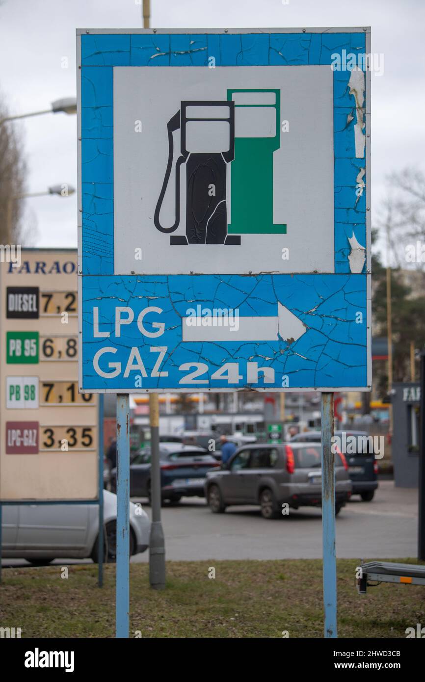 05-m-rz-2022-polen-swinem-nde-autos-werden-an-einer-tankstelle-in