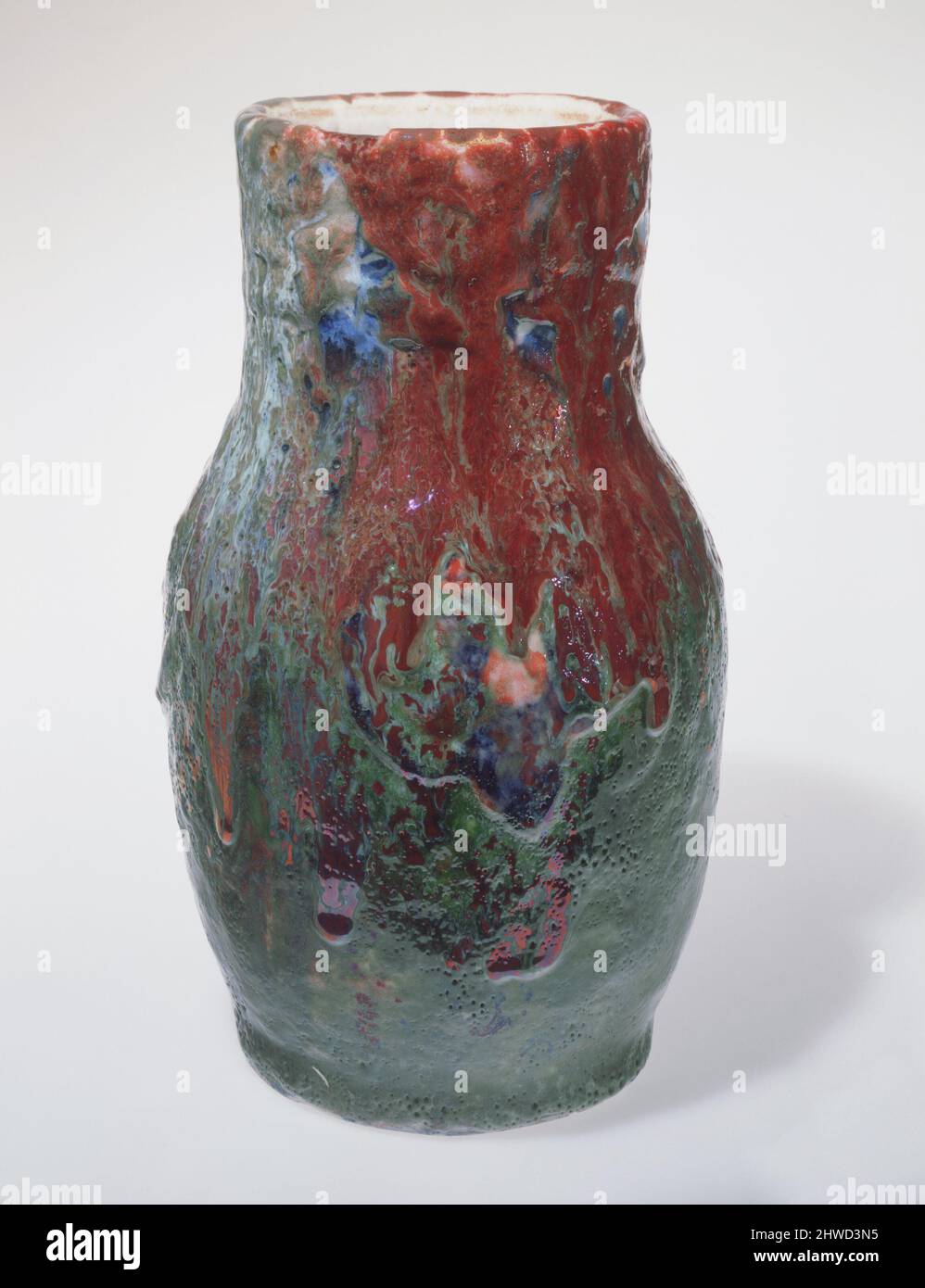 Vase. Designer: Hugh C. Robertson, Amerikaner, 1845–1908Manufacturer: Dedham Pottery, Amerikaner, 1895–1943 Stockfoto