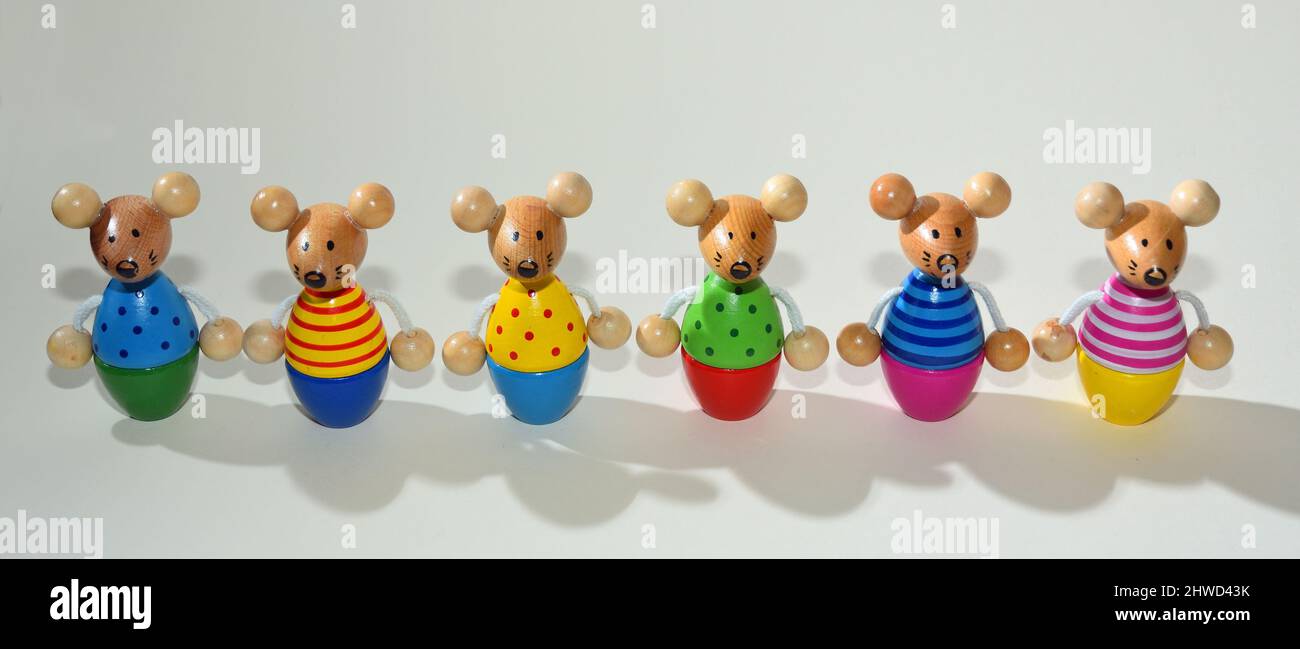 Mouse Skittles Set von sechs in einer Reihe vor einfachem Hintergrund Stockfoto