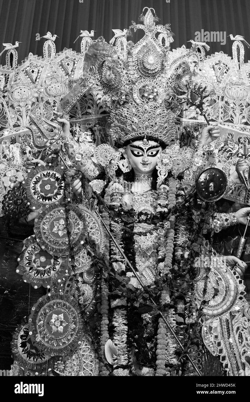 Schwarz und weiß schönes Gesicht der Göttin Durga Idol mit ihrer vollen Herrlichkeit, Durga Puja Festival in der Nacht. Aufgenommen unter farbigem Licht in Howrah, West Benga Stockfoto