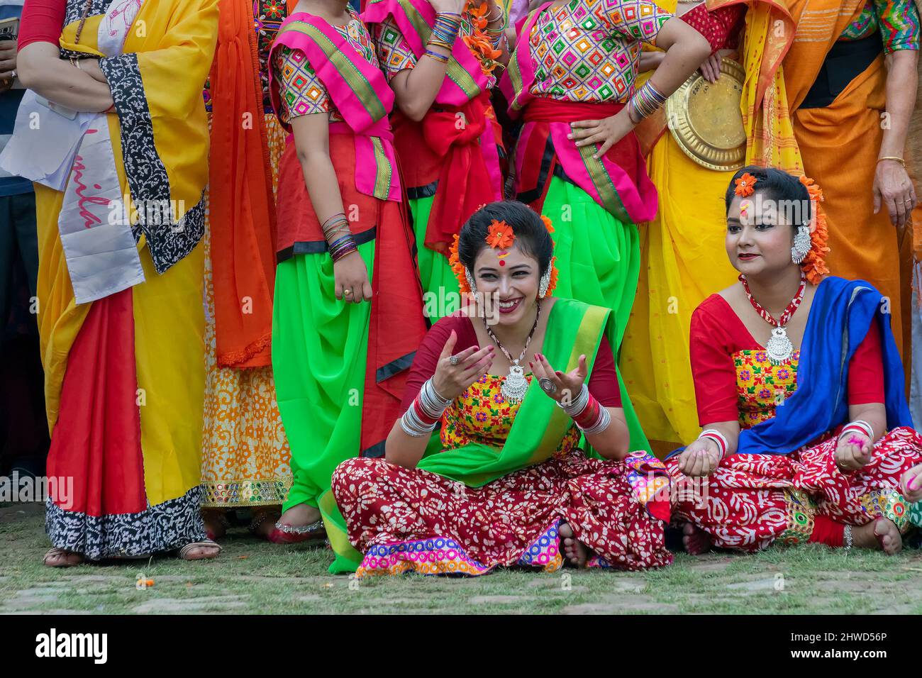 Kalkutta, Indien - 21.. März 2019 : Junge Tänzerin in in Sari, traditionelles indisches Kleid mit Palashblumen, Butea monosperma Make-up, lachin Stockfoto