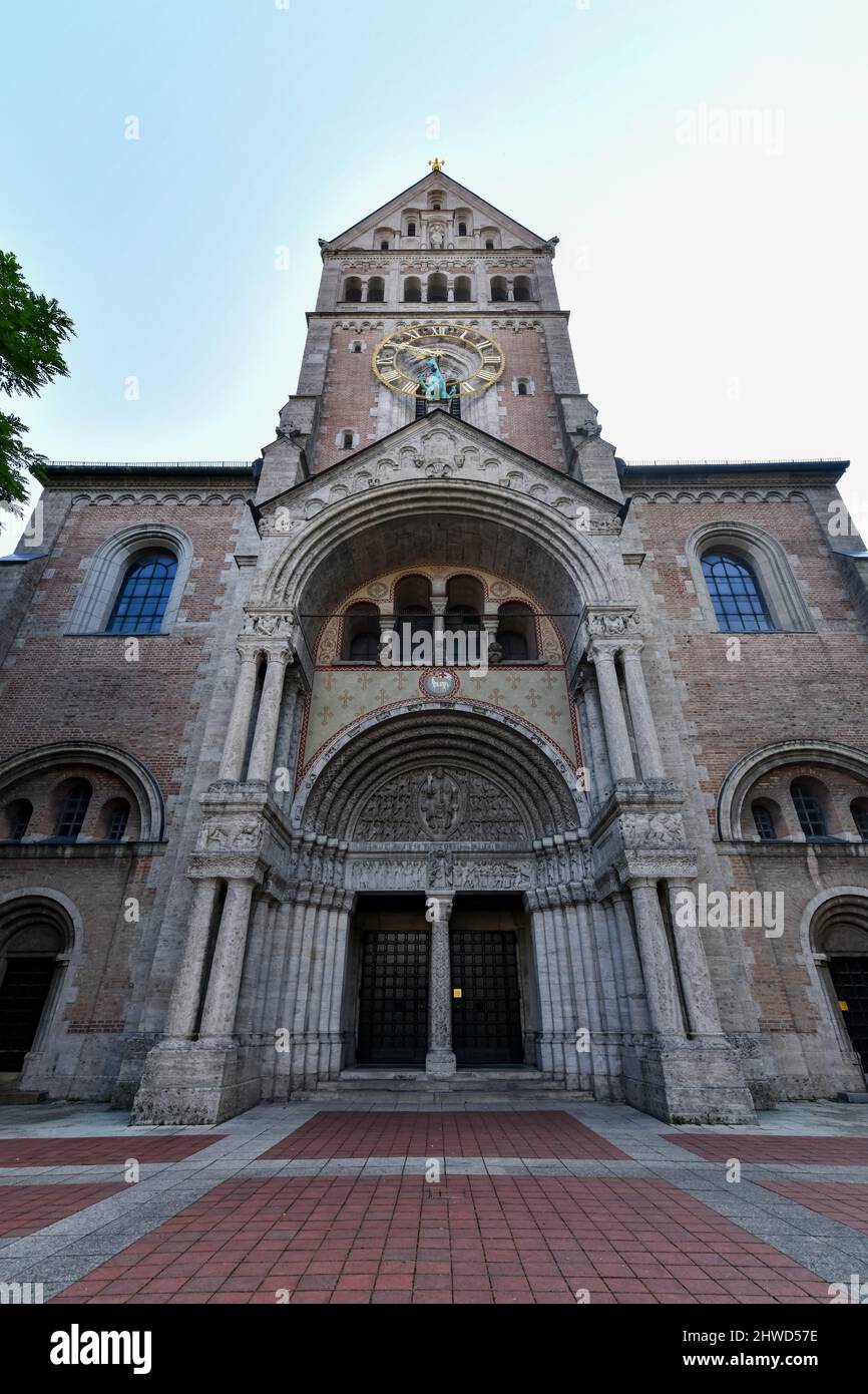 München, Deutschland - 20. Jul 2021: Pfarrkirche St. Anna im Lehel. Die Kirche wurde 1887-1892 nach einem Entwurf von Gabriel von Seidl erbaut. Stockfoto