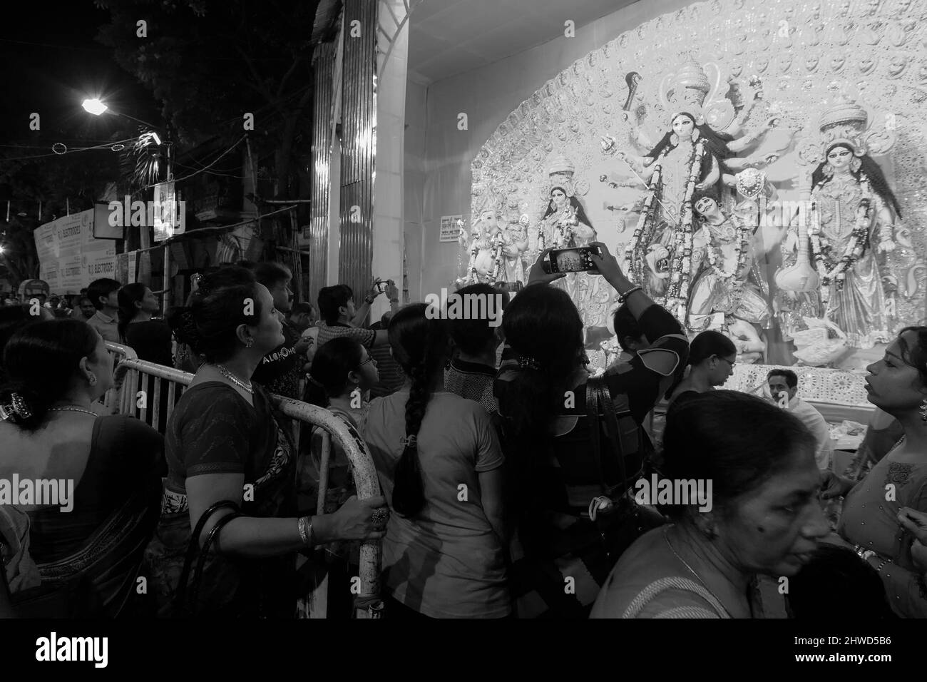 Kolkata, Westbengalen, Indien - 8.. Oktober 2019 : Hindu-Anhänger besuchen dekoriertes Durga Puja-Pandal in der Nacht mit Idol der Göttin Durga im Inneren. Bigg Stockfoto