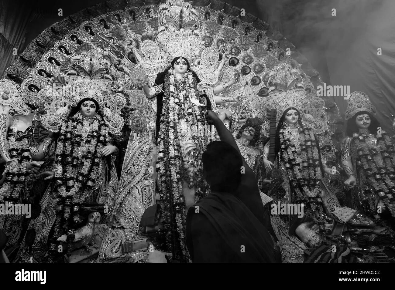 Kolkata, Westbengalen, Indien - 7.. Oktober 2019 : die Göttin Durga wird während des sondhipujo aarti von einem hinduistischen Priester mit dem heiligen pradip verehrt. Stockfoto