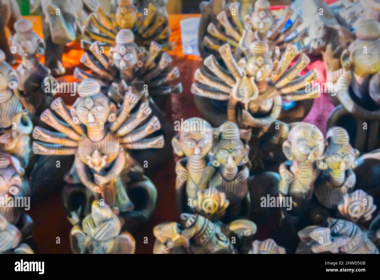 Verschwommenes Bild der Göttin Durga und anderer Terrakotta-Puppen, die in Krishnanagar, Nadia, Westbengalen, zum Verkauf in der Handwerksmesse in Ko Stockfoto