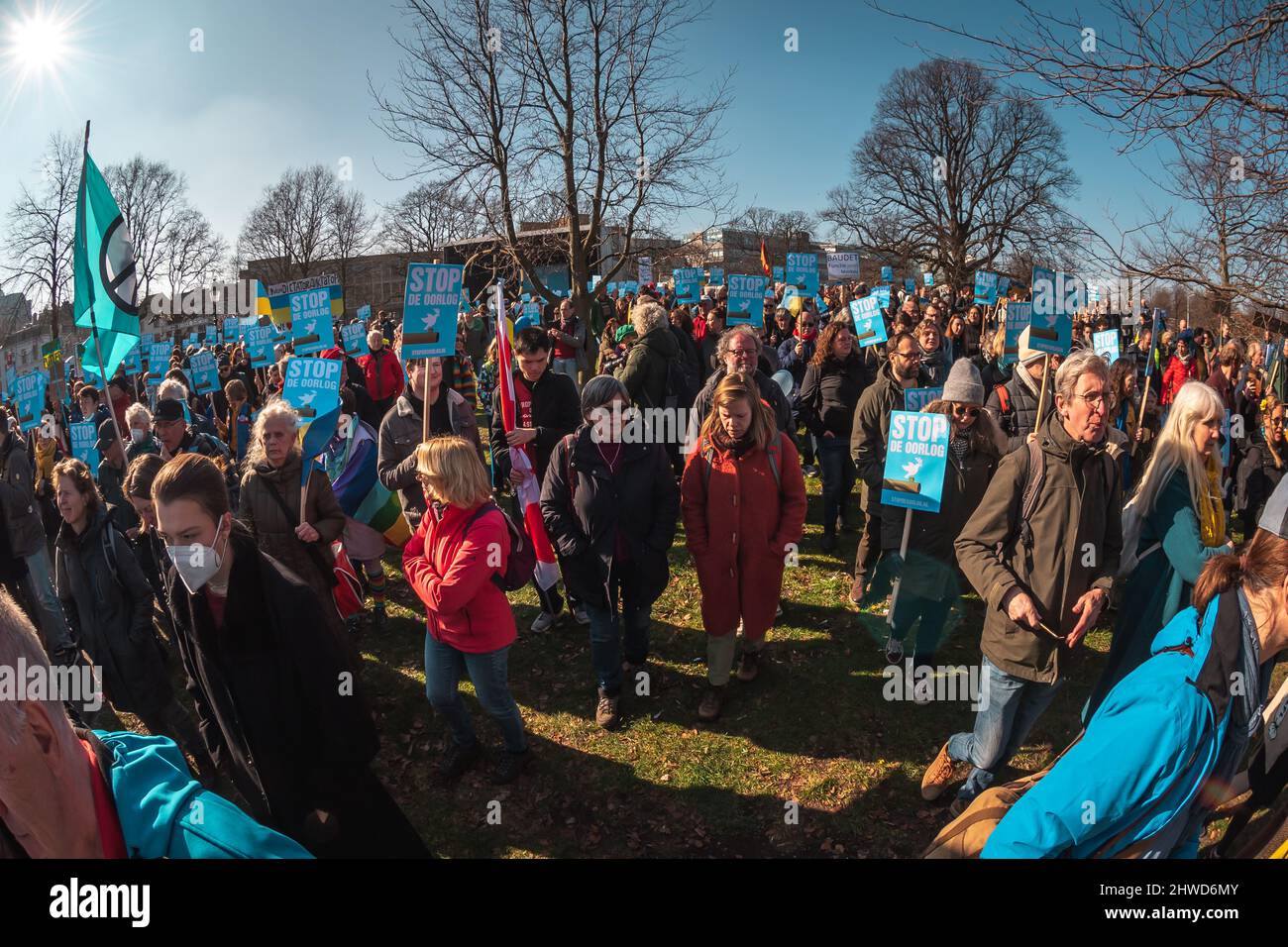 Den Haag in den Niederlanden - 5. März 2022: Menschen demonstrieren gegen den Krieg in der Ukraine Stockfoto