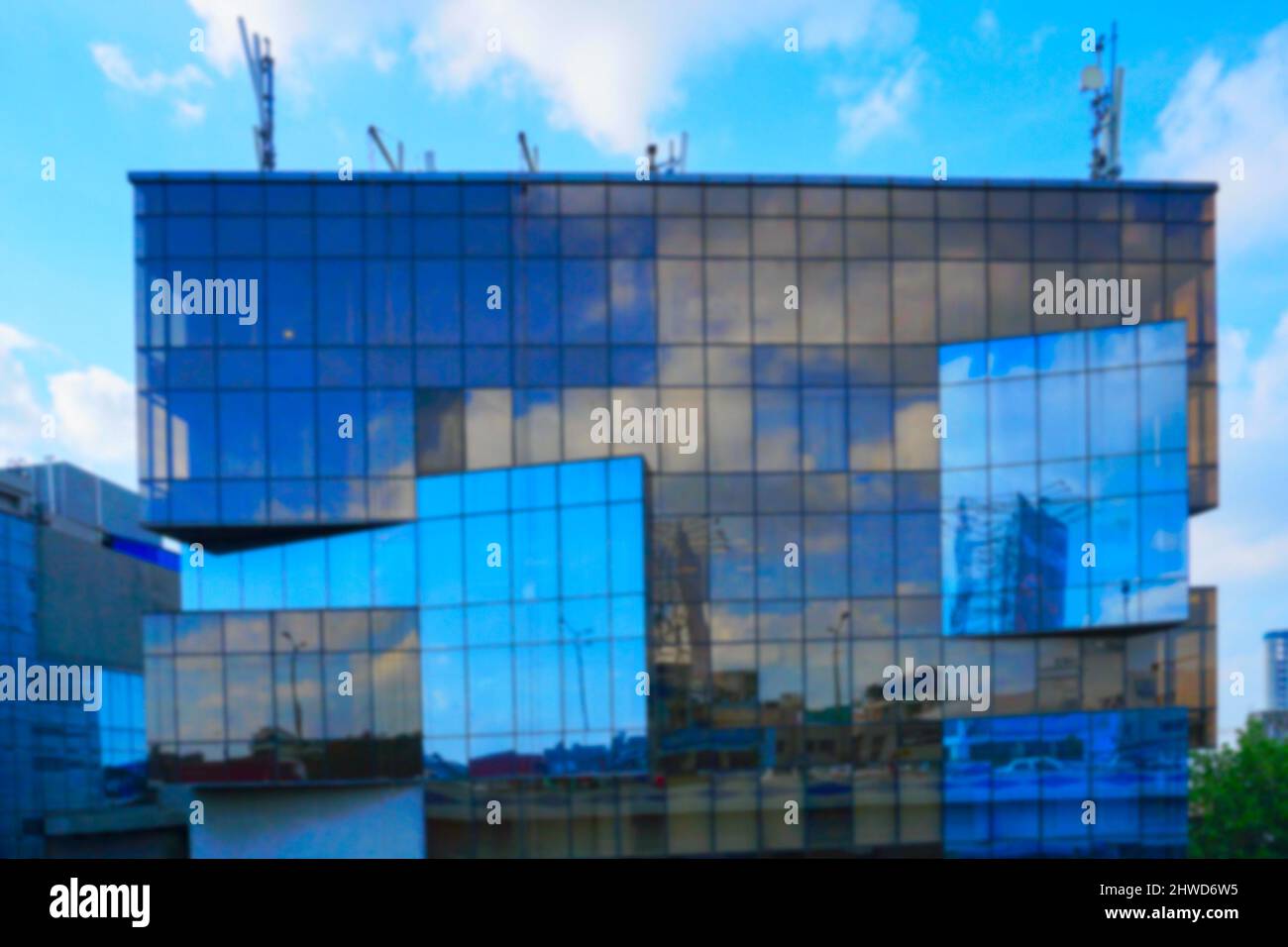 Verschwommenes Bild von Kalkutta, Westbengalen, Indien. Moderne Architektur der Gebäude, Glas außen reflektiert blauen Himmel, weiße Wolken und andere Gebäude. Stockfoto