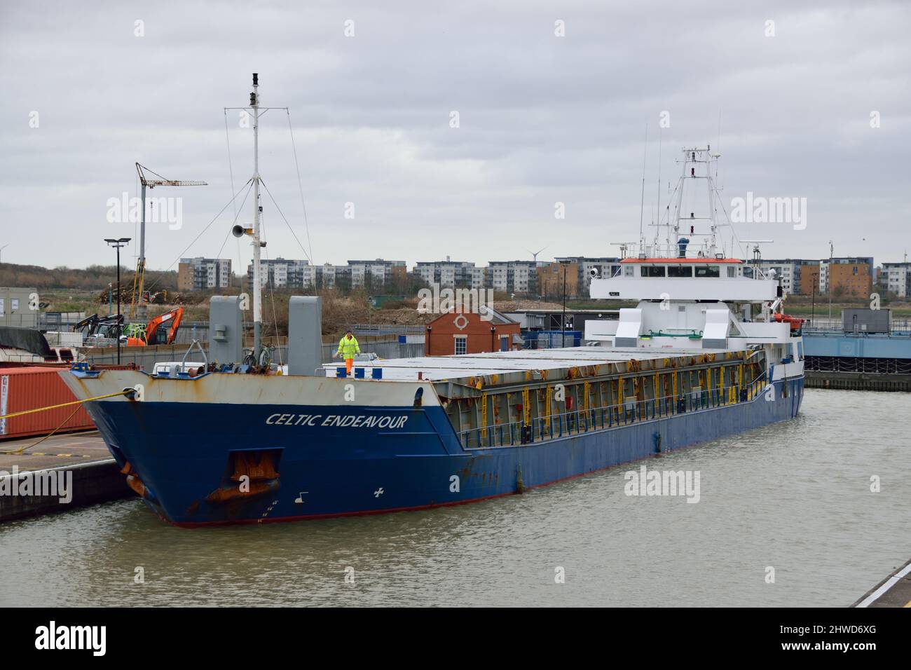 Das Frachtschiff CELTIC ENDEAVOUR ist neben der KGV-Schleuse in den Londoner Royal Docks bereit, eine Ladung Zementpulver aus Portugal zu entladen Stockfoto