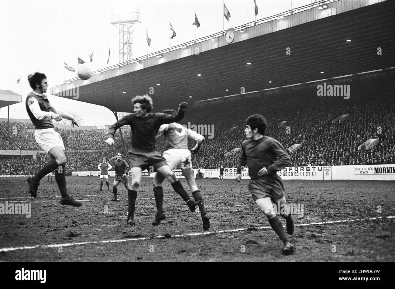 Sheffield Mittwoch gegen Scunthorpe United FA Cup vierte Runde Spiel in Hillsborough Januar 1970. Don Welbourne von Scunthorpe steht vor dem Tony Coleman-Endstand am Mittwoch, Sheffield, 1-2 Scunthorpe United Stockfoto