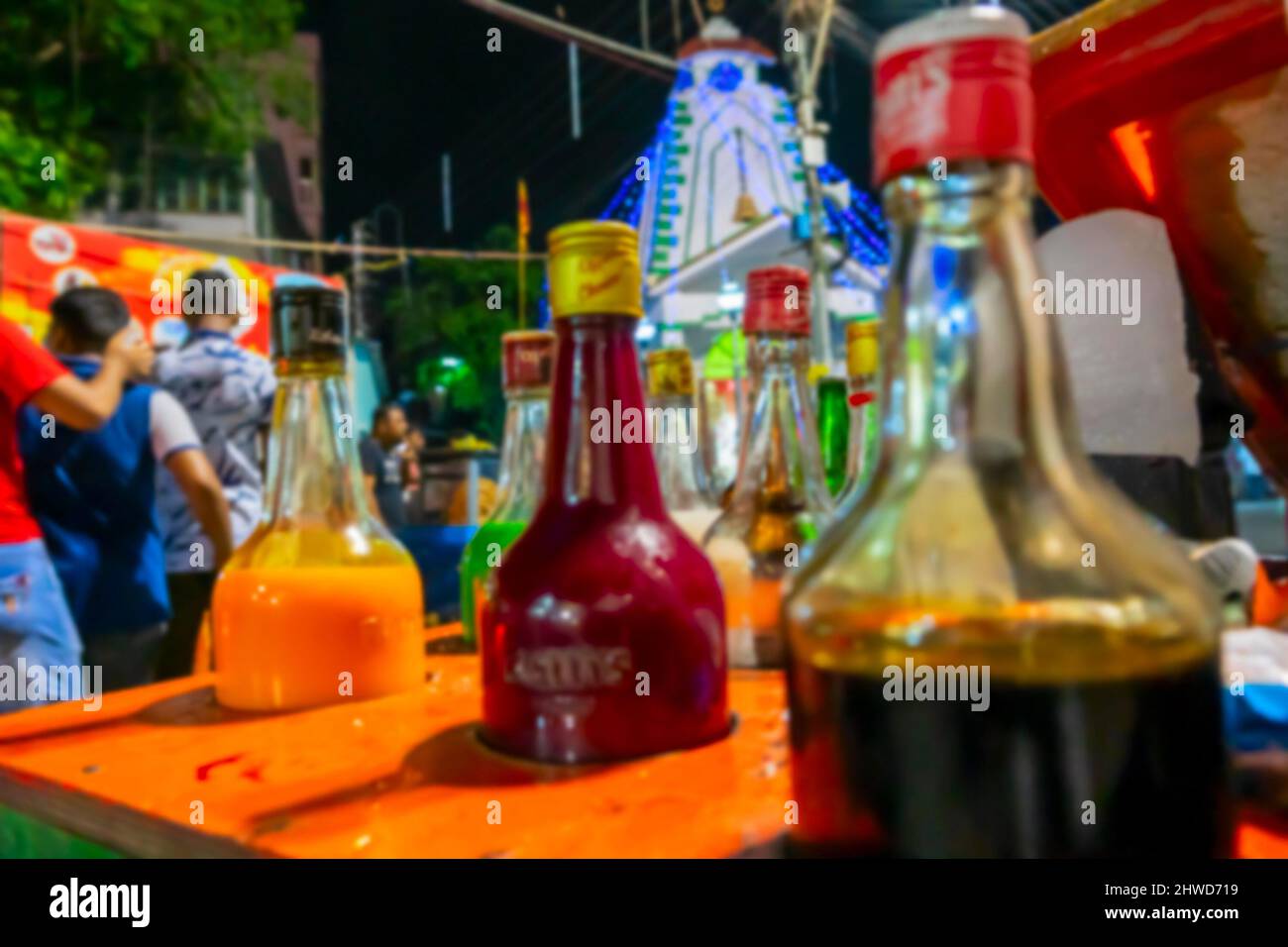 Verschwommenes Bild von Howrah, Westbengalen, Indien. Bunte Säfte und Sirupe für die Herstellung von Eisgold oder Barf ka gola oder Chuski oder gola Ganda, ein sommerliches Delikatesse Stockfoto