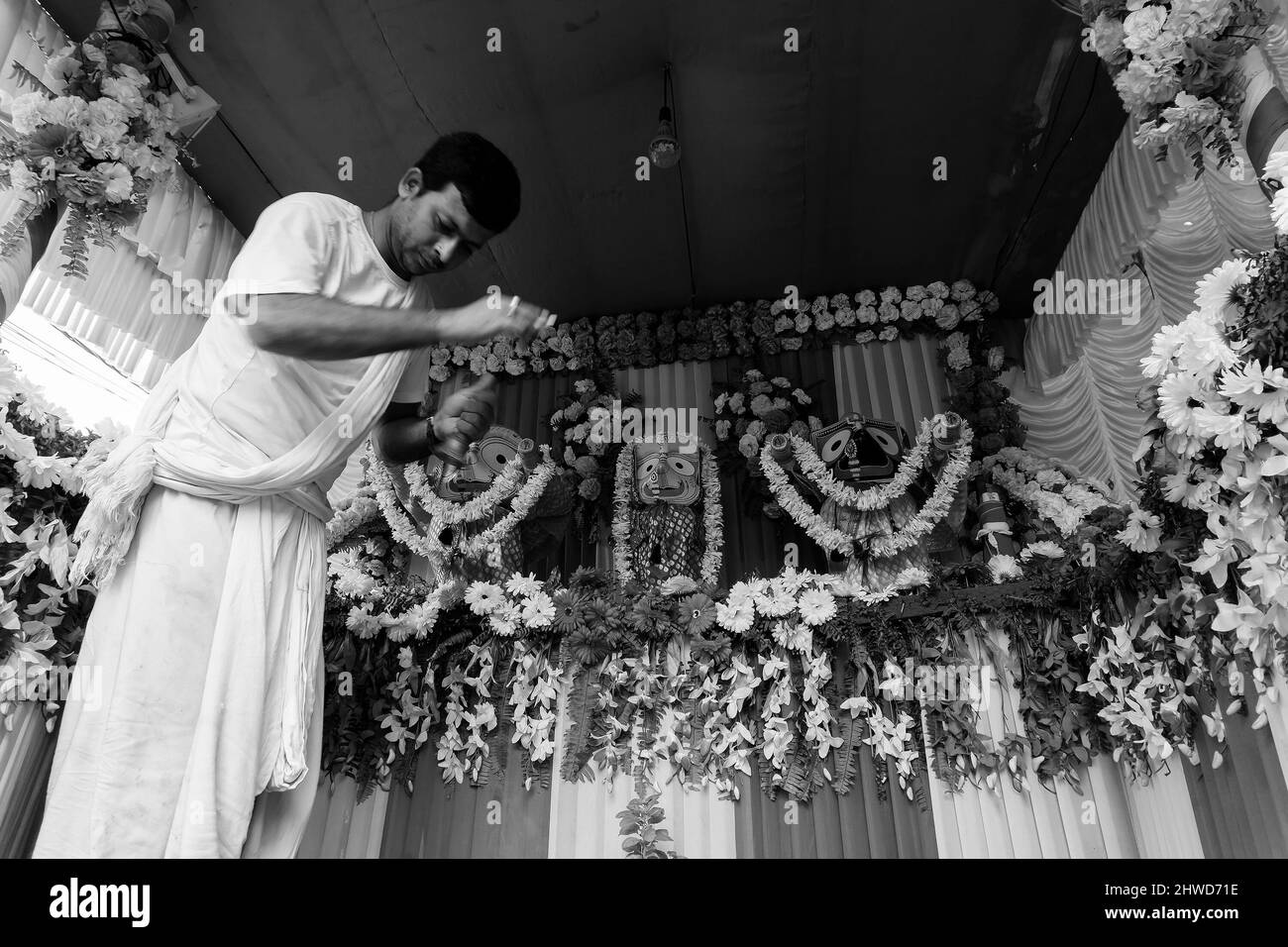 Howrah, Westbengalen, Indien - 7.. Juli 2019 : Hindu-Priester verehrt Götzen von Gott Jagannath, Balaram und Suvodra. Ratha jatra ist ein berühmtes Fest. Stockfoto