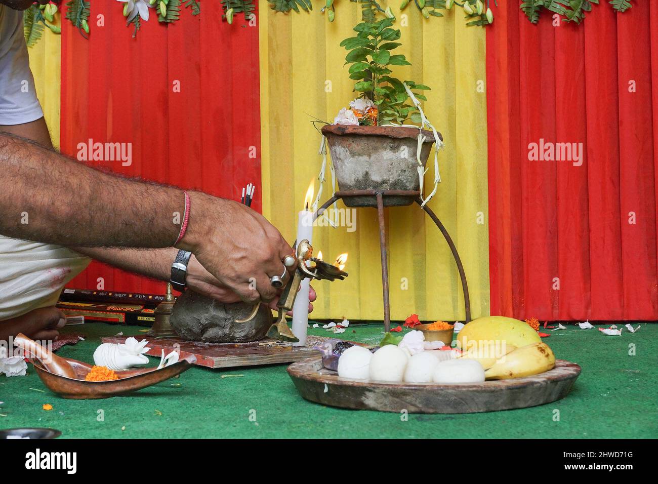 Howrah, Westbengalen, Indien - 7.. Juli 2019 : Hindu-Priester zündet heiliges Feuer an, heiliges Licht für die Anbetung des Götzen Jagannath, Balaram und Suvoder. Stockfoto