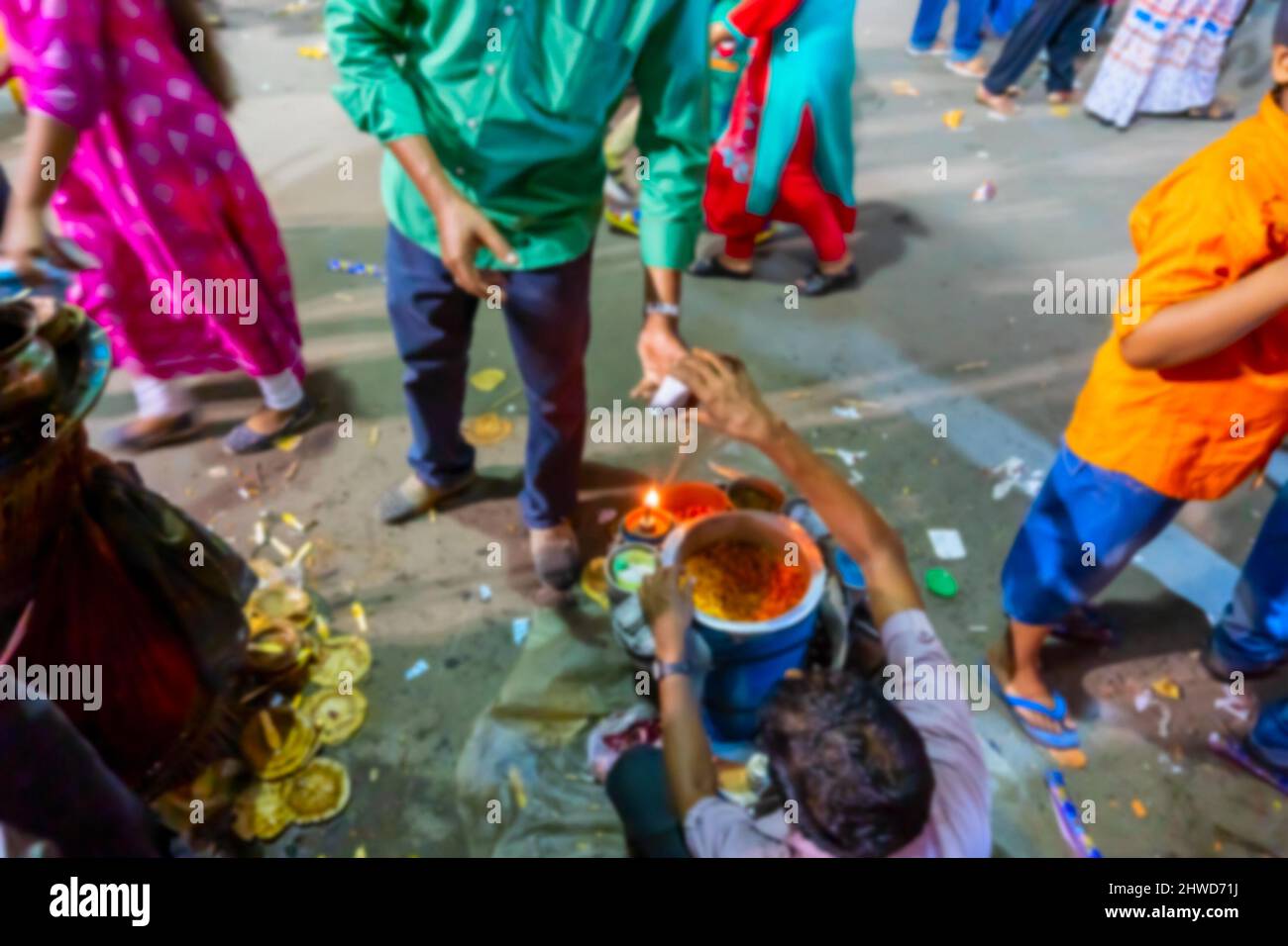 Verschwommenes Bild von Howrah, Westbengalen, Indien. Ghoti garam , ein köstliches indisches bengalisches Gericht am Straßenrand, das zum bengalischen Neujahr zubereitet und verkauft wird Stockfoto