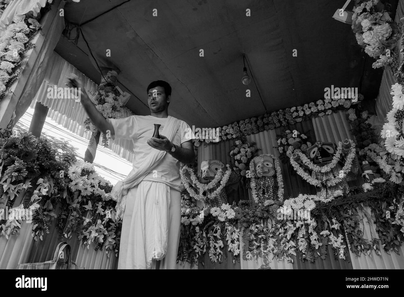 Howrah, Westbengalen, Indien - 7.. Juli 2019 : Hindu-Priester verehrt Götzen von Gott Jagannath, Balaram und Suvodra. Ratha jatra, berühmtes Festival. Stockfoto