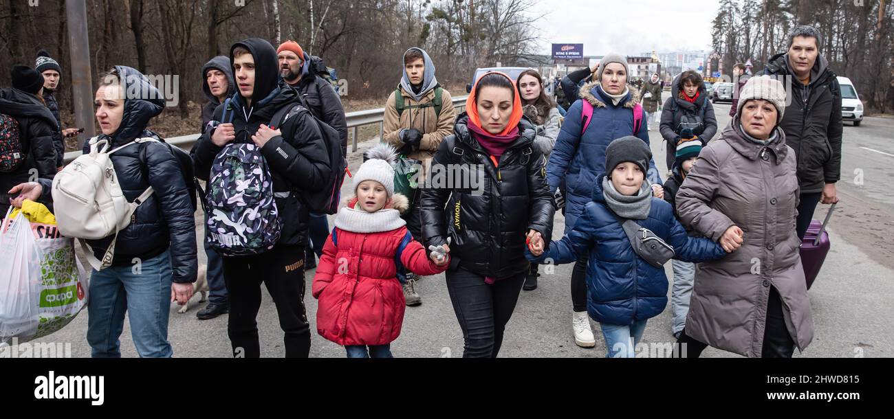 IRPIN, UKRAINE - 05. März 2022: Krieg Russlands gegen die Ukraine. Frauen, alte Menschen und Kinder, die aus der Stadt Irpin evakuiert wurden, wurden vom Bataillon der Kiewer Gebietsverteidigung nach Kiew überführt. Kriegsflüchtlinge in der Ukraine Kredit: Mykhailo Palinchak/Alamy Live News Stockfoto